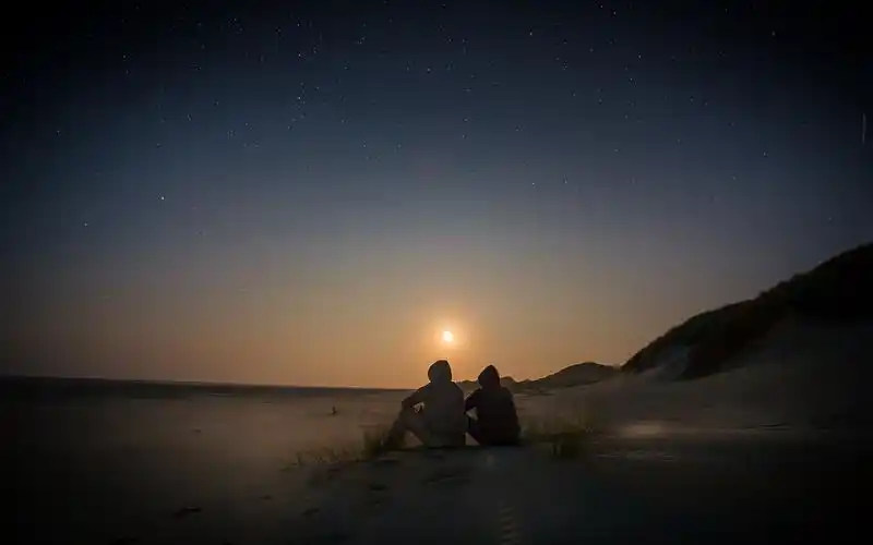 甜蜜情侣的背影,高清图片,电脑桌面-壁纸族
