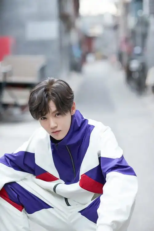 鹿晗从花样少年到成熟男人,黑金色西装配大背头,展现硬汉气质