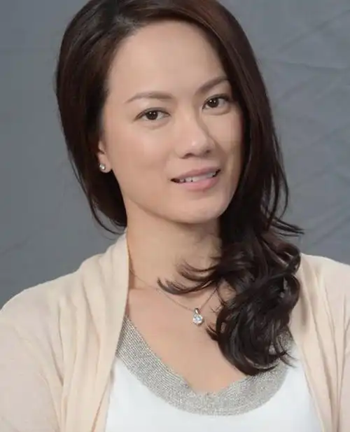 2000年香港小姐落选港姐之后加入tvb当演员,第一部戏被监制戚其义看