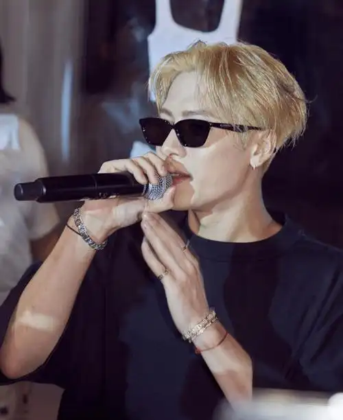 王嘉尔泰国跪拜粉丝引争议,看到现场画面后,我突然理解他了_行为_网友