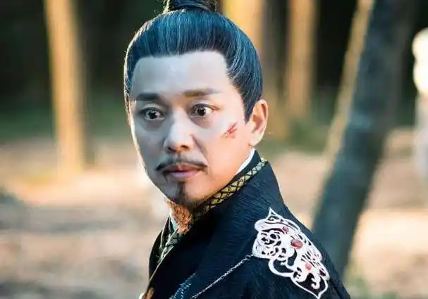 刘奕君凭借着《伪装者》和《琅琊榜》两部大剧走红之后,找他合作的