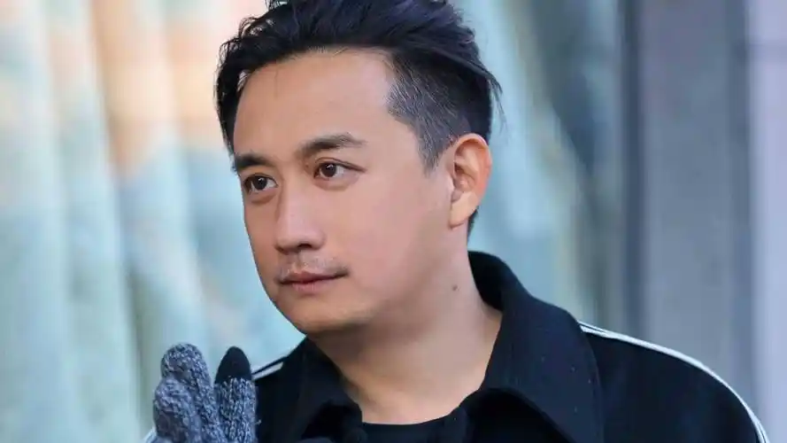 黄磊一家机场偶遇引争议公众人物与粉丝互动引深思