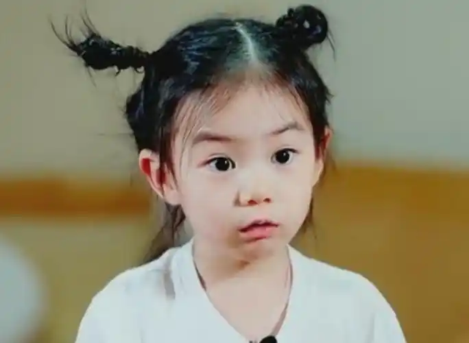 戚薇女儿lucky秒变3套装网友绝对是最时尚的宝宝