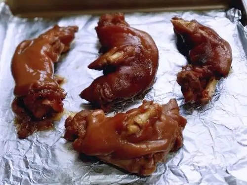 将猪蹄放在垫有锡纸的烤盘中,并间隔距离.