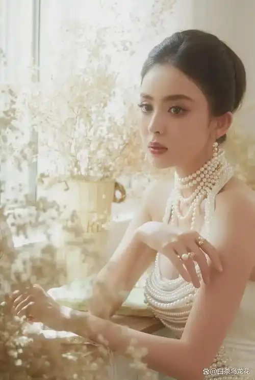 古力娜扎身穿婚纱出来参加活动.真是太神奇了.