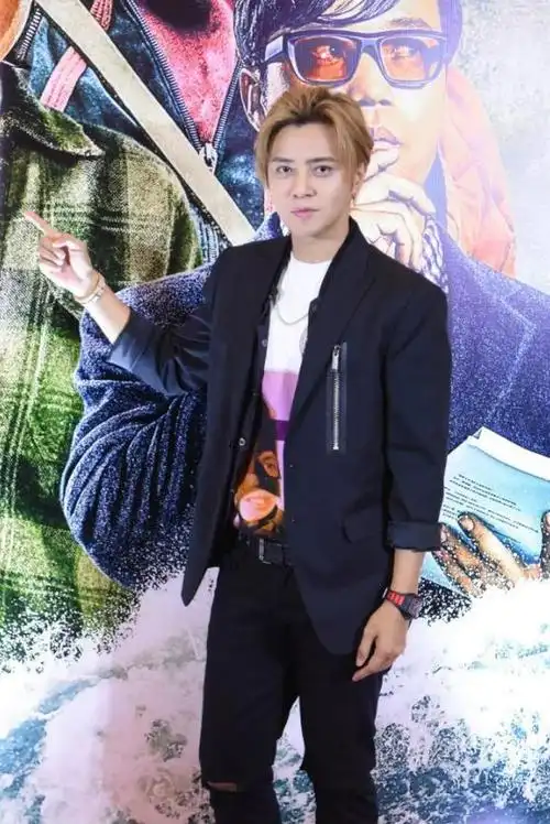 罗志祥不走寻常路,穿西装服配花衬衣,40岁还像大男孩