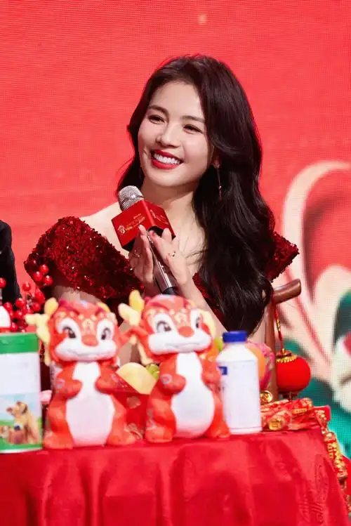 春晚#热烈中见俏丽红颜,欢喜里流连笑眼明眸,今晚是好久不见的主持"桃