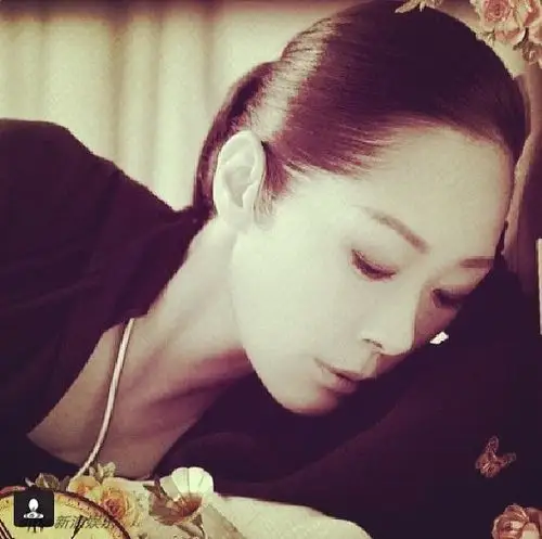 关淑怡曝为不丹活佛生子 早年性感黑丝与王菲齐名