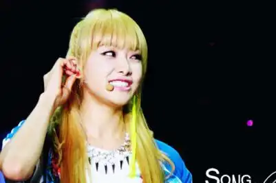 宋茜金发造型演绎韩式最in眼妆容