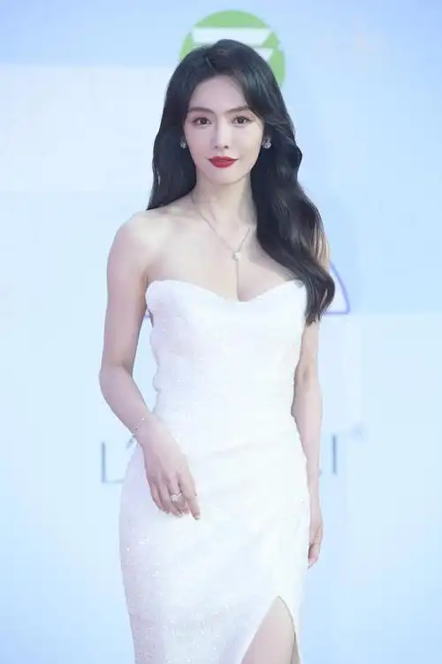 深v裙舒展魅惑,高开叉纯欲明艳|礼服|抹胸|裙子|领口|深v裙_网易订阅