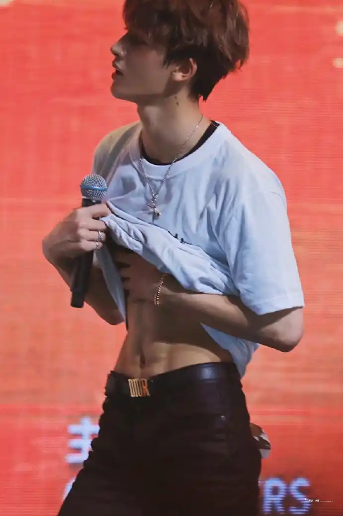 消息朱正廷紧致八块腹肌照转发破万请让我们喊出那三个字