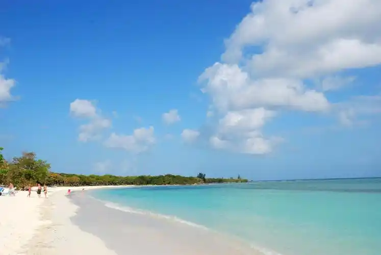 在古巴cayo ensenacios度假村的沙滩上休息,高清图片,壁纸 - 酷酷桌面