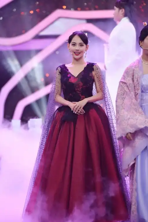 张嘉倪解锁新技能 《王牌对王牌》湿身pk袁姗姗