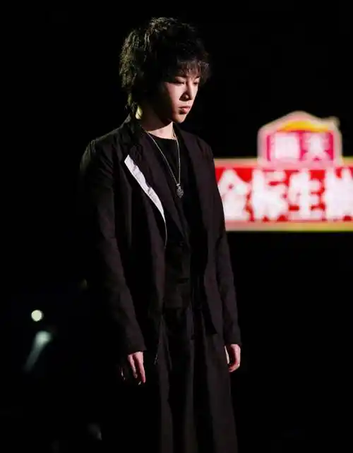 歌手预告照来袭华晨宇挑战裙裤酷炫黄霄云花朵纱裙优雅