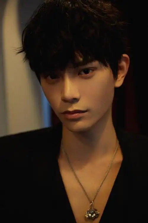 丁禹兮东方卫视春晚造型大片公开一袭黑衣优雅帅气魅力值拉满