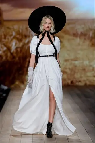 意大利时尚品牌elisabetta franchi 米兰时装周2018春夏高级成衣系列