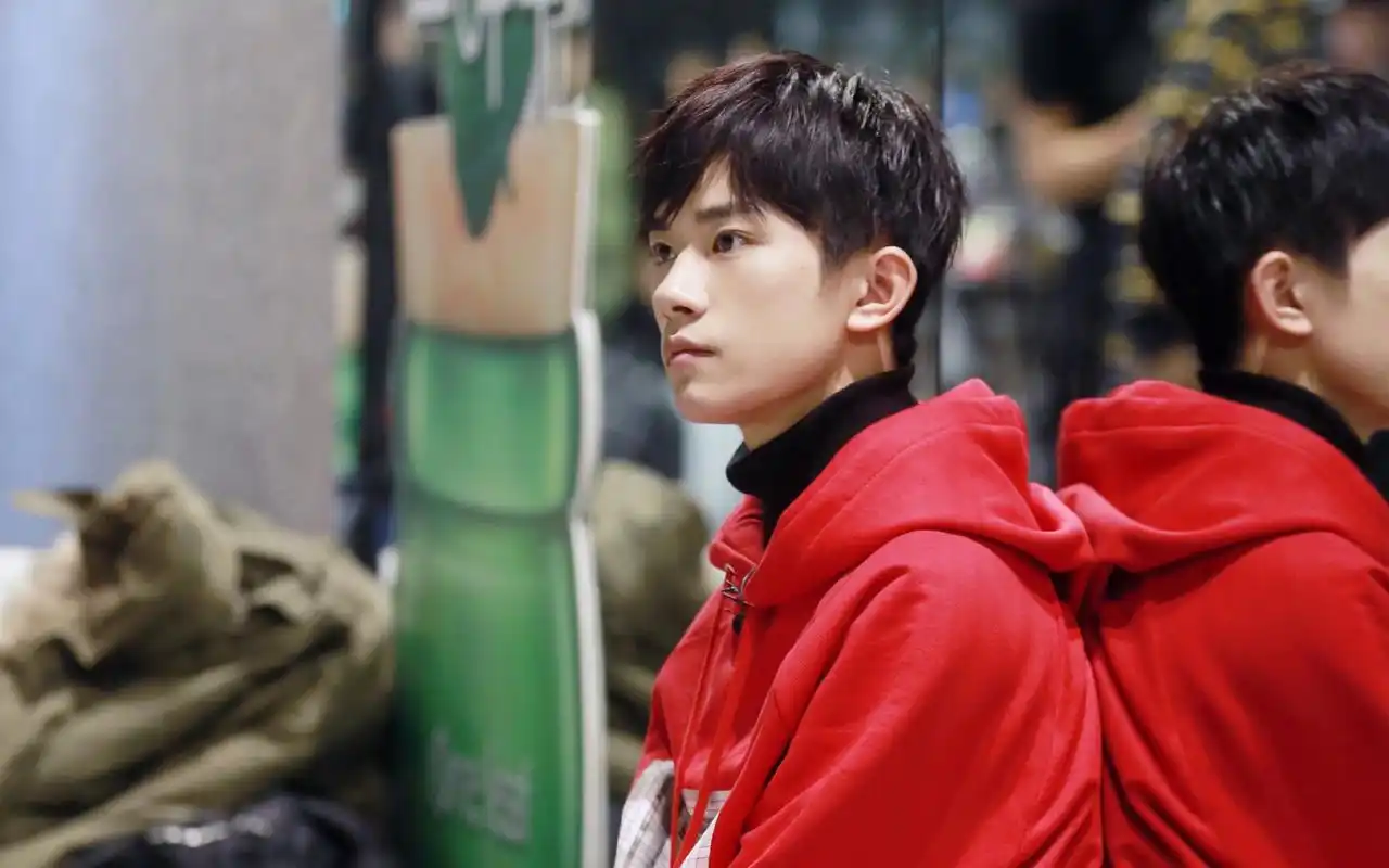 明星壁纸,易烊千玺,偶像,帅气,明星,电脑壁纸,壁纸少年偶像易烊千玺