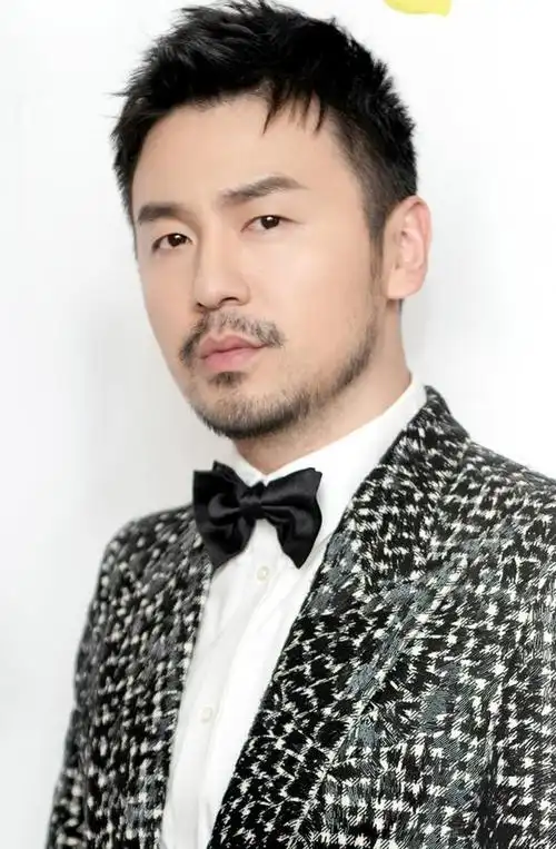 过了四十岁的男人这几种发型尽量少剪,显油腻还邋遢