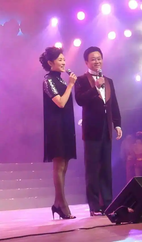 朱军老婆跟周涛罕见同框一个老成如阿姨一个甜美小姐姐