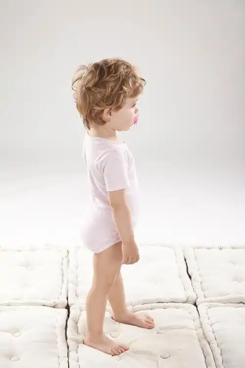 但是,什么时候宝宝才能站立起来呢?