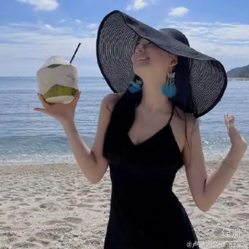 韩庚老婆卢靖姗在海边度假 穿开衩裙秀长腿