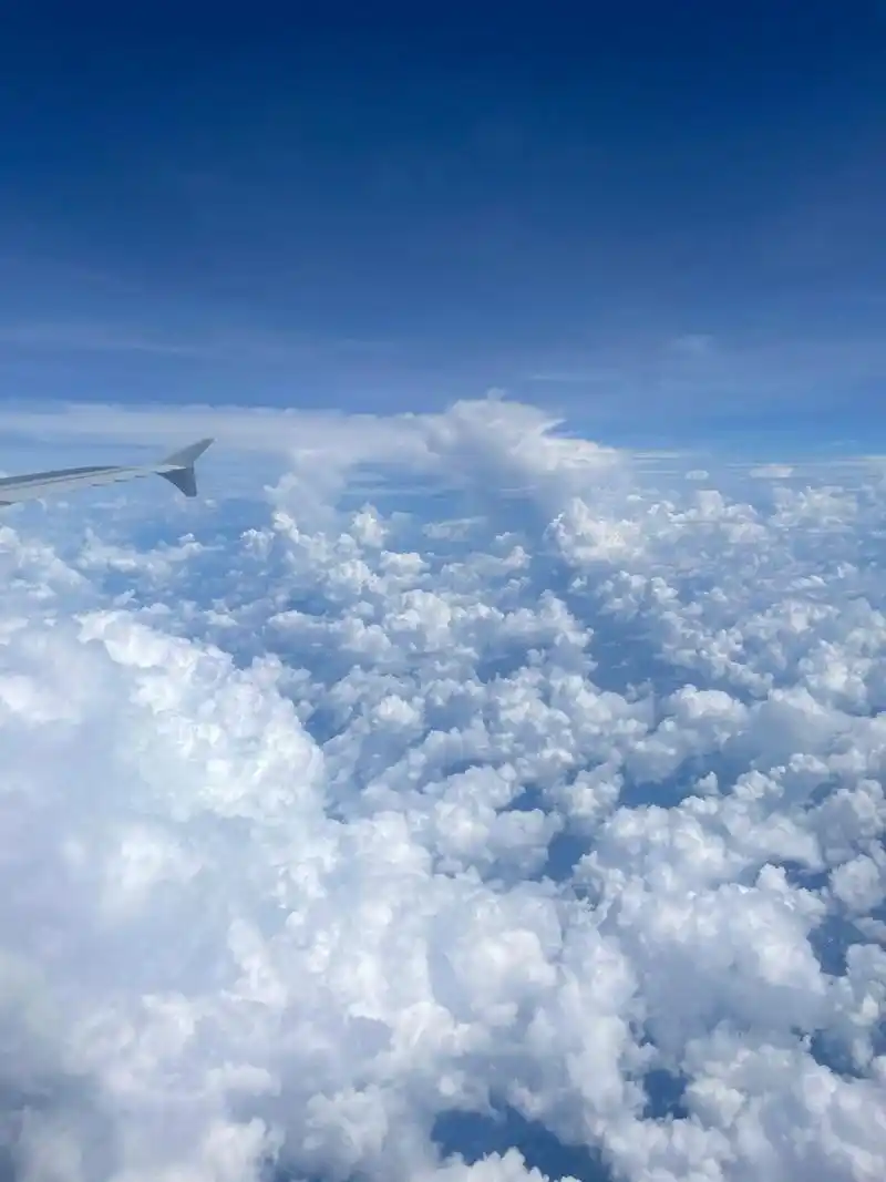 飞机上看云海 看着云海 内心平静如水 如果你问我 旅行的意义 大概就