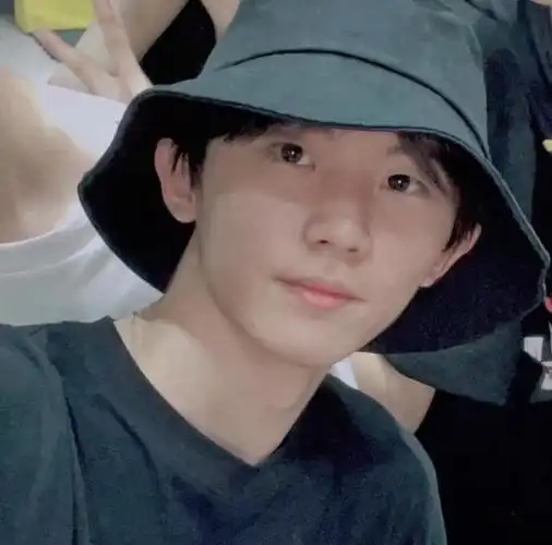 9马嘉祺距离镜头最近,可以看到他的皮肤状态是很好的,素颜下的马嘉祺