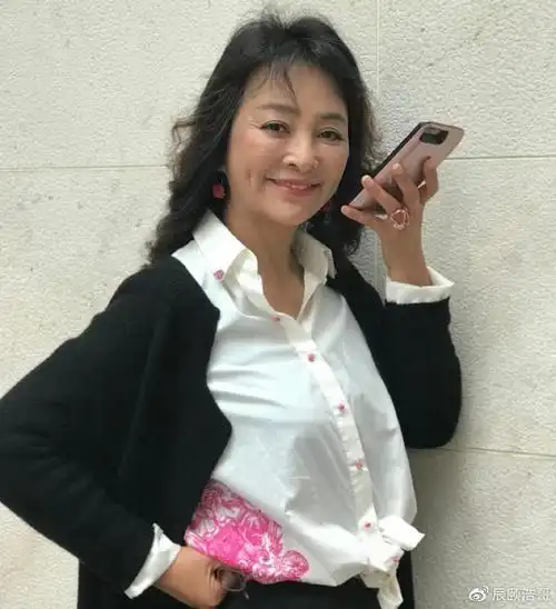 她演配角出名,三次嫁老外以离婚收场,如今57岁被吐槽豪宅变狗窝