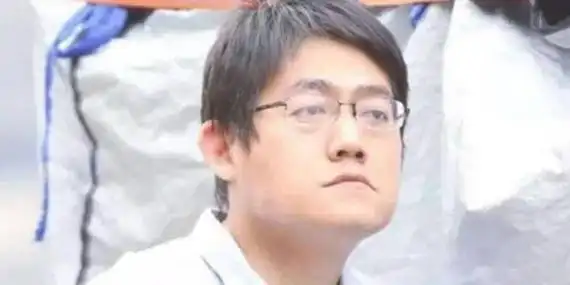 时代峰峻李飞是tfboys的经纪人.