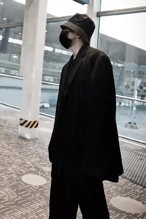 蔡徐坤新歌spotlight#    分享以前一些机场图    @蔡徐坤