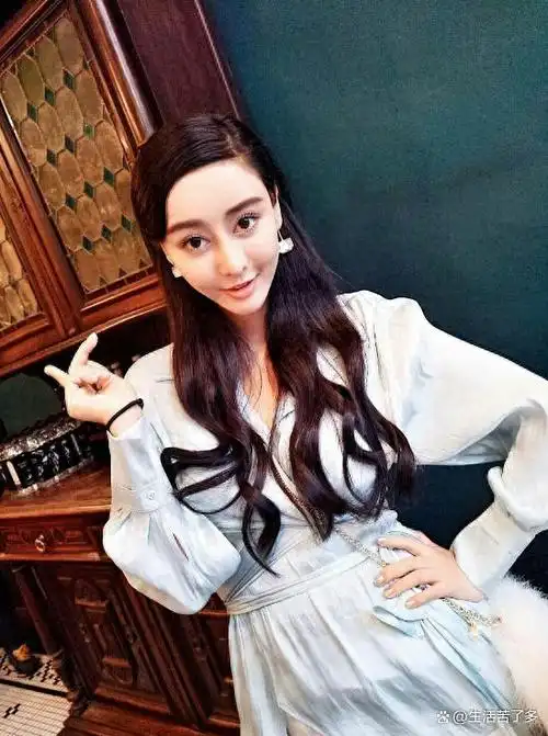 事实证明,花800万整容成范冰冰的何承熹,早已走上一条不归路了