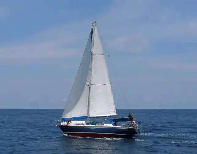 这对80后夫妻裸辞后花光所有积蓄买下一艘帆船用8个月完成环海旅行