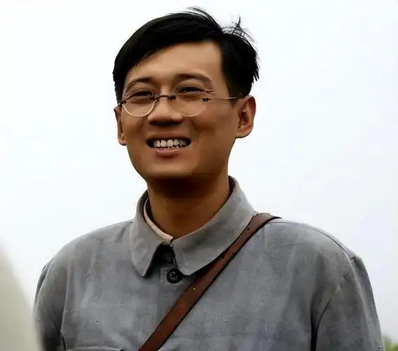 这是一部军事题材的电视剧,大家对他的军人形象,非常喜欢,徐洪浩的