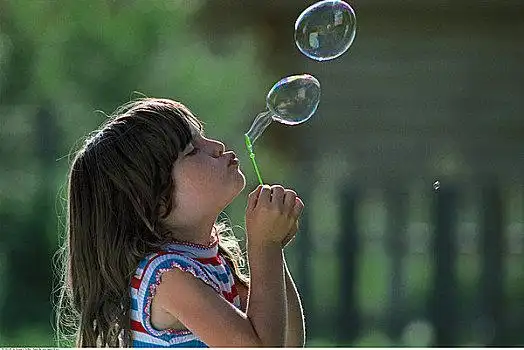 小孩吹泡泡图片