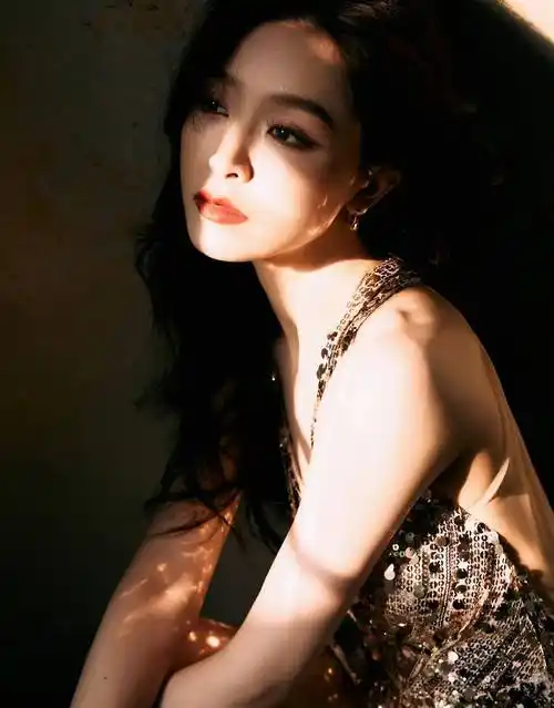 【惊艳时尚圈!女神文咏珊金色亮片裙闪耀全场】