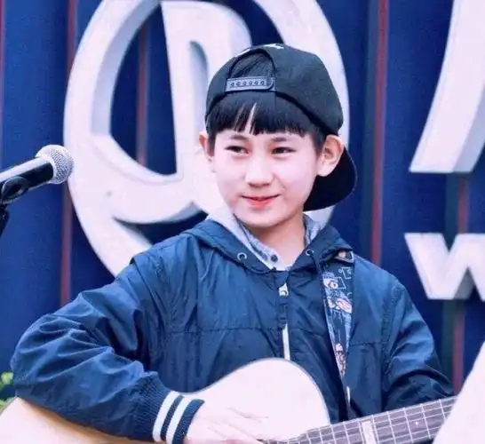 小时候的张真源