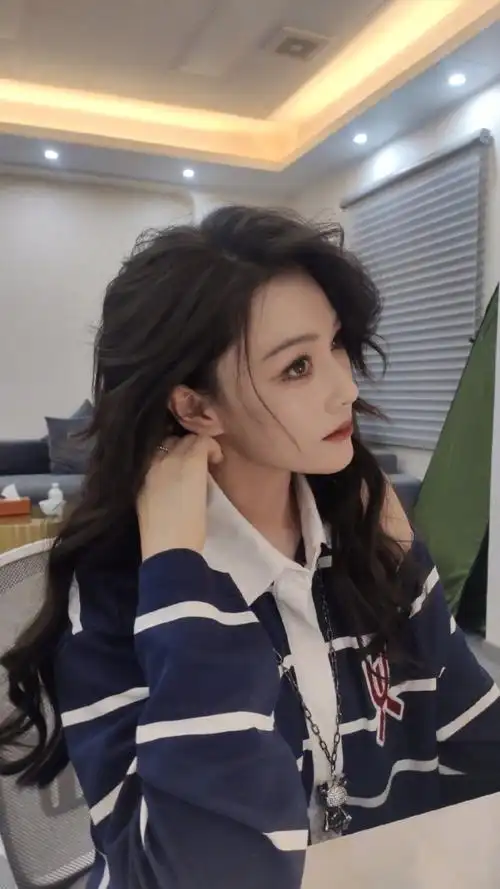 张馨予晒长发自拍慵懒迷人抹红唇妆容精致