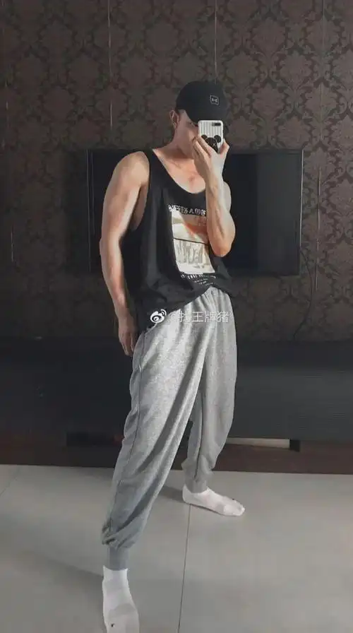 湖北腹肌小狼狗灰裤子刷屏男生就该这样穿搭