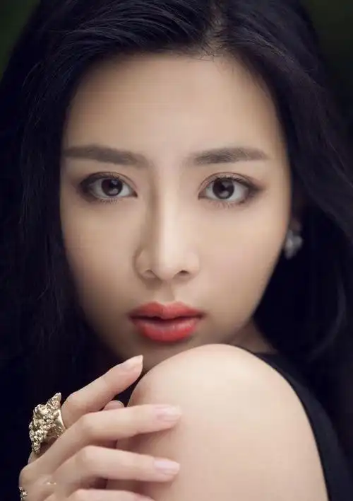 长相清秀是个典型的重庆美女在大学时就被称为国民校花