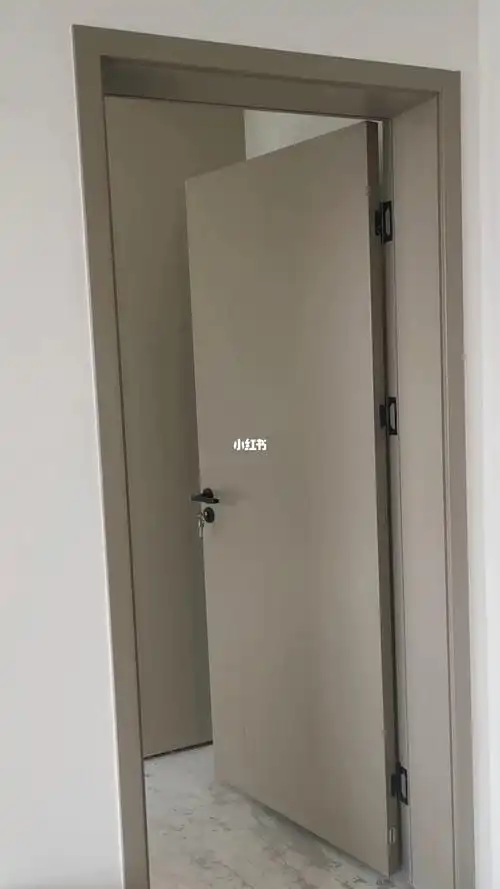 木门定的是卡其灰烤漆门,和图册颜色还是有色差的,乍一看就是灰色嘛