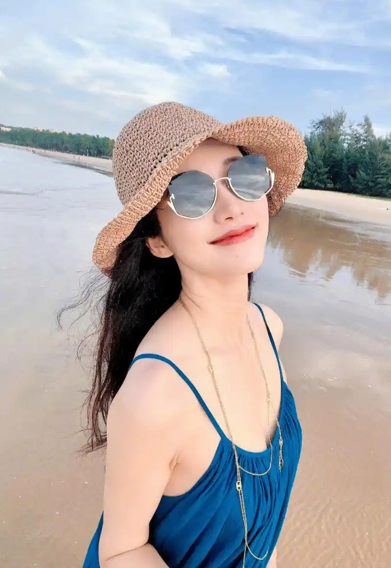 韩雪戴上眼镜和帽子,在海边玩自拍,超温柔又漂亮