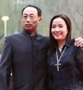 许亚军,四次婚姻, 第一任妻子黄建萍;第二任妻子张晞,第三任妻子何晴