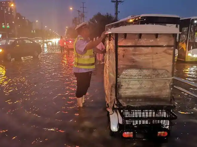 实拍暴雨中曹县街头发生的一幕