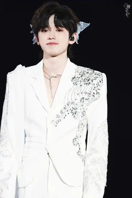 生命是幸福交织的片刻与永恒,世界和我都无法不停下脚步去爱你.