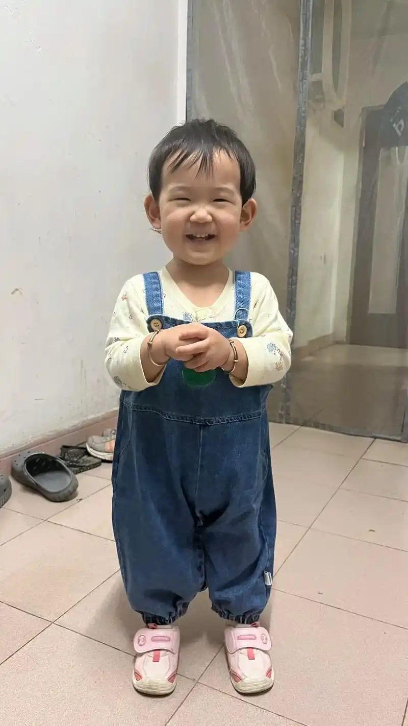 穿背带裤的小王