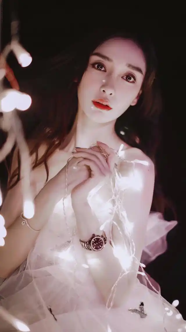 杨颖高清壁纸精选,既洋气又复古的美貌,画卷里的美人!