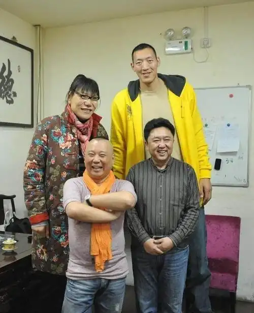 郑海霞穿军装帅气露面大校军衔十分显眼工资比王治郅还高