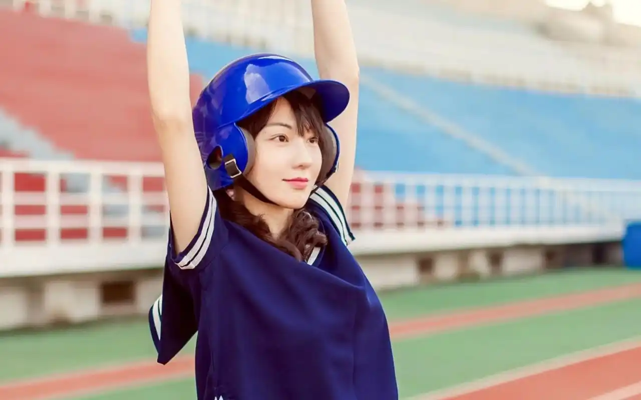 活力十足运动型美女操场写真桌面壁纸