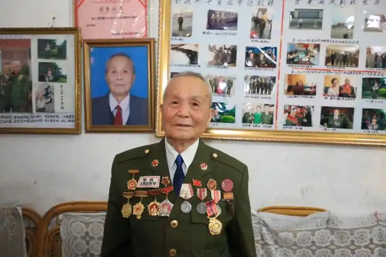 【覃照群同志简历】覃照群,男,1935年出生,1950年入伍,在沈阳军区