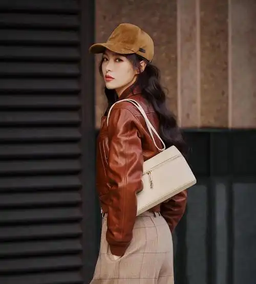 我们的糖糖唐嫣推出了一种新的时尚穿搭方式,将皮衣,香蕉裤和平底鞋